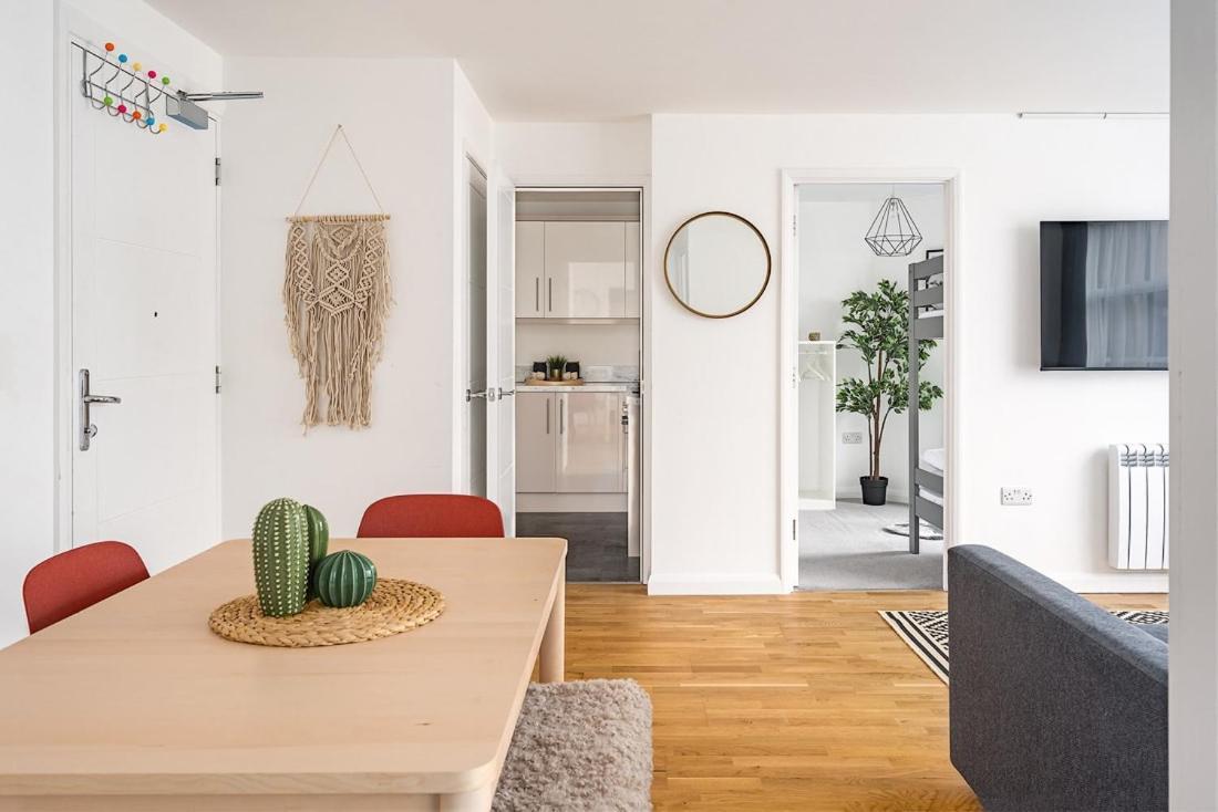 Contemporary City Centre Apartment With Parking Бат Экстерьер фото