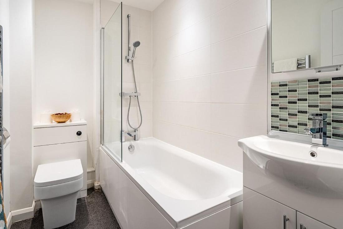 Contemporary City Centre Apartment With Parking Бат Экстерьер фото